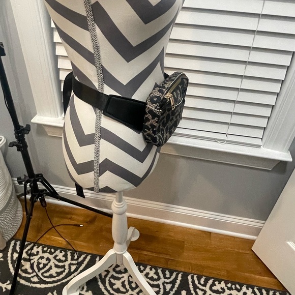 Crossbody bag new from Temu great condition, black and brown great gift - Picture 5 of 8